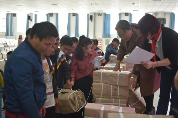 中华文学基金会工作人员为尖扎县受捐赠学校分配图书
