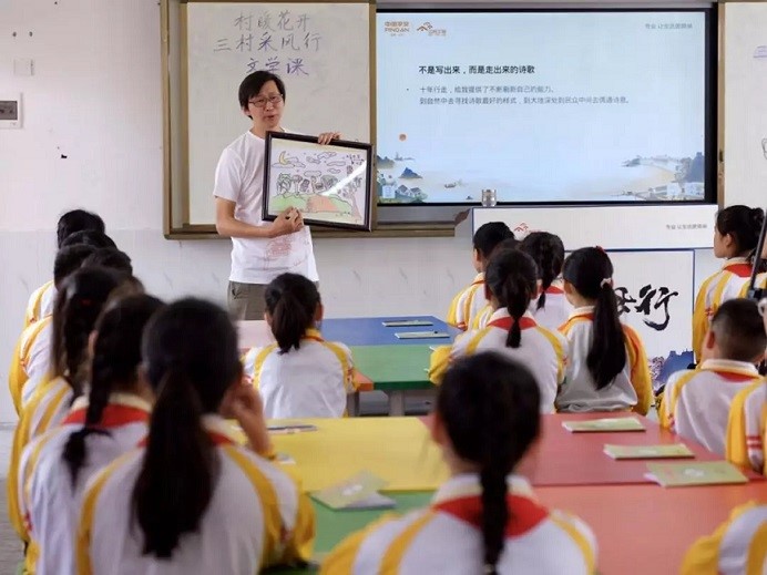 李元胜在课堂上传授孩子“如何从生活中找到灵感，开出诗歌之花”的技巧