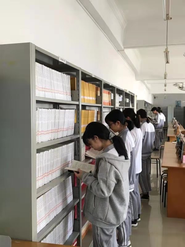 广东丰顺中学的学生阅读中华文学基金会“育才图书室”工程捐赠的图书。